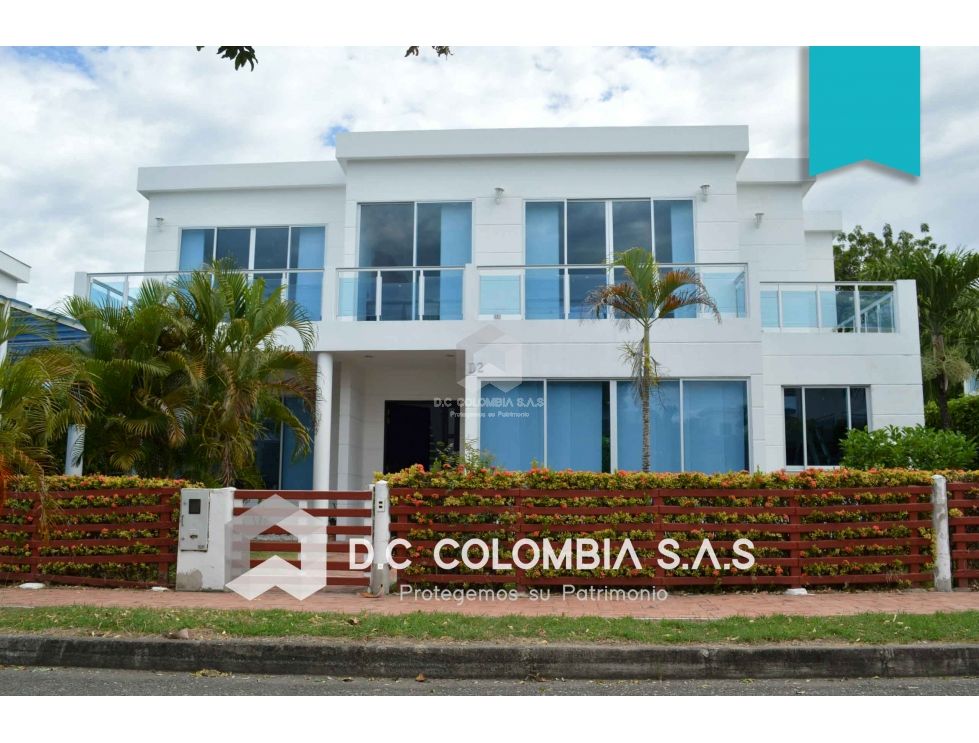 Venta de Casa Campestre con Piscina Privada en Girardot