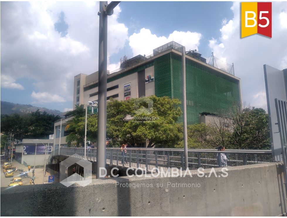 Venta de Local en el Centro Comercial Bosque Plaza P.h - Medellín